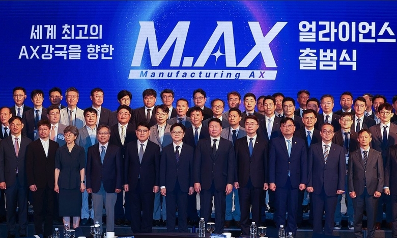 10일 서울 중구 웨스틴조선호텔에서 열린 제조 인공지능 전환(AX) 얼라이언스 출범식에서 김정관 산업통상자원부 장관, 최태원 대한상공회의소 회장 겸 SK그룹 회장을 비롯한 참석자들이 기념사진을 찍고 있다 사진|연합뉴스