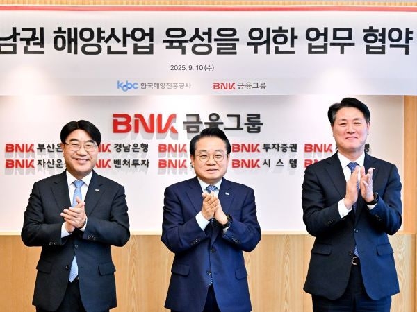 왼쪽부터 방성빈 부산은행장, 안병길 한국해양진흥공사 사장, 김태한 경남은행장. 사진ㅣBNK금융그룹