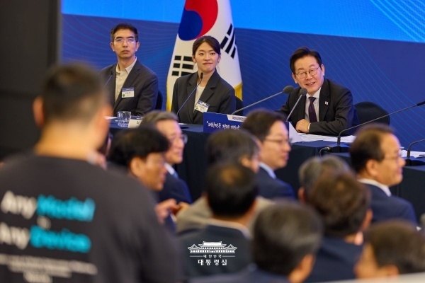 이재명 대통령이 10일 마포 프론트원에서 열린 '국민성장펀드 국민보고대회'에서 참석자 발언을 듣고 있다. 사진ㅣ대통령실