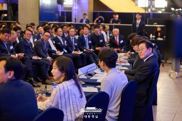 이재명 대통령이 10일 마포 프론트원에서 열린 '국민성장펀드 국민보고대회'에서 참석자 발언을 듣고 있다. 사진ㅣ대통령실