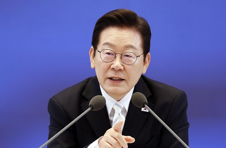  이재명 대통령이 11일 청와대 영빈관에서 열린 취임 100일 기자회견 '회복을 위한 100일, 미래를 위한 성장'에서 취재진의 질문에 답변하고 있다. 사진|연합뉴스