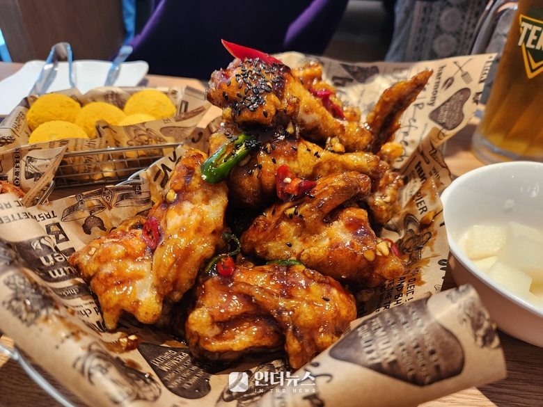 올해 출시 10주년을 맞은 bhc치킨 '맛초킹'. 사진ㅣ인더뉴스