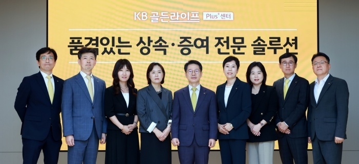 강남구에 있는 KB GOLD&WISE the FIRST 압구정센터에서 양영철 KB국민은행 WM추진본부장(왼쪽 두번째), 정은영 KB GOLD&WISE the FIRST 반포센터 상무(왼쪽 네번째), 박병곤 KB국민은행 영업그룹부행장(왼쪽 다섯번째)이 기념촬영하고 있다. 사진ㅣKB국민은행