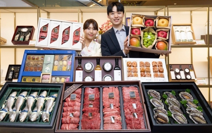 현대백화점에서 2025년 추석 선물세트 주요 상품들을 직원이 소개하고 있는 모습.