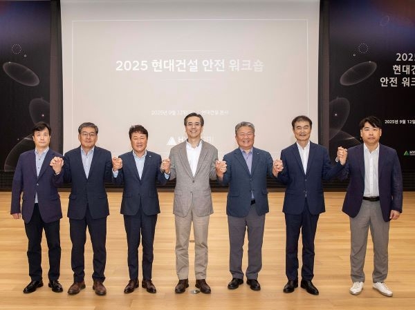 이한우 대표이사와 협력사 대표들이 안전한 현장을 위한 결의를 다지는 모습. 사진ㅣ현대건설