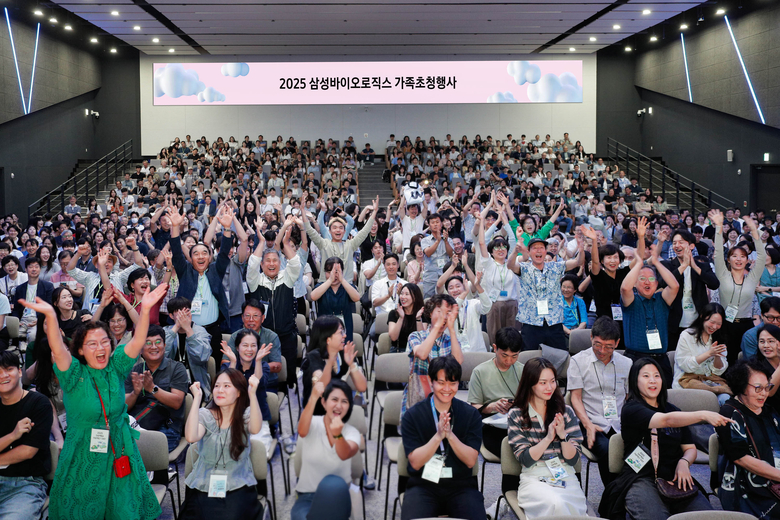 인천 송도국제도시에서 열린 2025 삼성바이오로직스 가족초청행사에 참석한 임직원과 가족들이 행사 시작에 앞서 환호성을 보내고 있는 모습. 사진ㅣ삼성바이오로직스