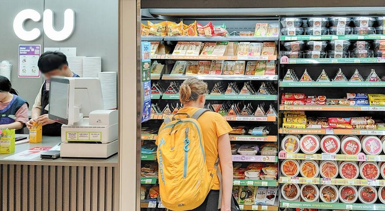 CU 명동역점에서 김밥을 고르는 외국인 관광객. 사진ㅣBGF리테일