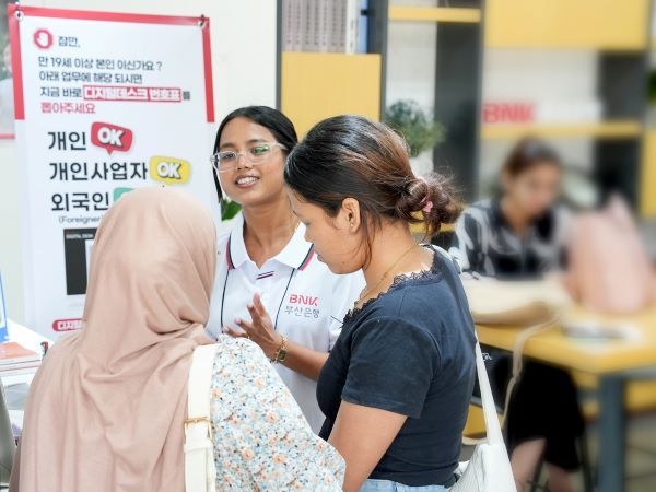 BNK부산은행, 외국인 고객을 위한 ‘외국인 서포터즈’ 13개 영업점 배치. 사진ㅣBNK부산은행
