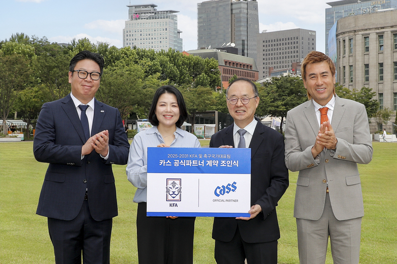 (왼쪽부터)오비맥주의 정병욱 상무·서혜연 부사장, 대한축구협회의 이용수 부회장·김병지 부회장이 서울 시청 앞 광장에서 후원 협약 기념사진을 촬영한 모습. 사진ㅣ오비맥주