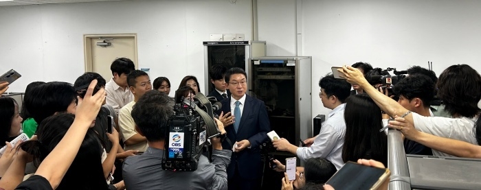 이억원 신임 금융위원장이 15일 광화문 정부서울청사 별관에서 열린 취임식에 참석한 뒤 기자실을 찾아 금융위 출입기자단과 대화를 나누고 있다. 사진ㅣ인더뉴스