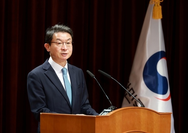 이억원 신임 금융위원장이 15일 광화문 정부서울청사 별관에서 열린 취임식에서 취임사를 하고 있다. 사진ㅣ금융위원회