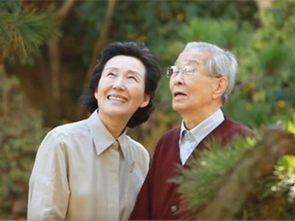 경암 송금조 선생 (우측). 사진ㅣ경암교육문화재단 홈페이지 