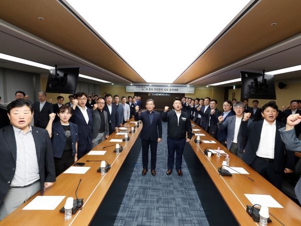 9월 17일 을지로 대우건설 본사에서 진행된 노사 합동 안전문화 결의대회 개최 (중앙 왼쪽 대우건설 김보현 사장, 중앙 오른쪽 심상철 대우건설 노동조합 위원장). 사진ㅣ대우건설