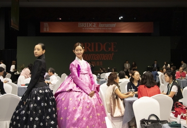 지난 16일 서울 강남구 무역센터점 10층 문화홀에서 열린 ‘브리지(Bridge)’ 토너먼트 대회에서 한복 모델이 포즈를 취하고 있는 모습.