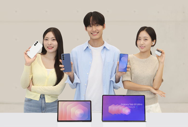 19일 국내 출시하는 '갤럭시 S25 FE', '갤럭시 탭 S11 시리즈', '갤럭시 버즈3 FE'를 소개하는 삼성전자 모델. 사진ㅣ삼성전자