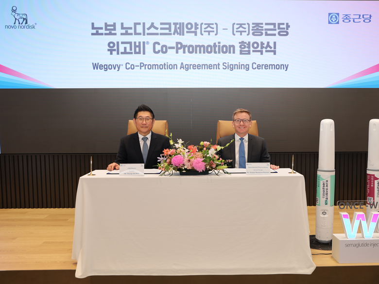 18일 종근당 충정로 본사에서 김영주 종근당 대표(왼쪽)와 캐스퍼 로세유 포울센 한국노보노디스크제약 대표(오른쪽)가 위고비 공동판매 계약을 체결하고 있는 모습. 사진ㅣ종근당