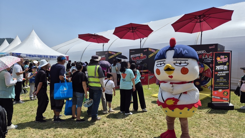 지난해 ‘제66회 밀양아리랑대축제’에서 대형 호치가 삼양식품 팝업스토어 앞에 서있는 모습. 사진ㅣ삼양식품