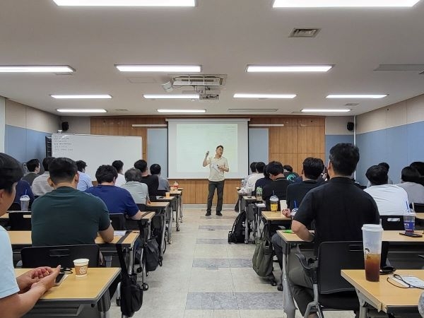 협력사 안전관리자들이 전문화교육을 경청하고 있다. 사진ㅣ㈜한화 건설부문 