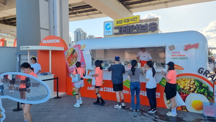 지난 21일 반포 달빛광장에서 열린 사전 페스티벌에서 마련된 그레인보우의 ‘폼나는 저당 곡물 식단 Aid Station’ 전경.
