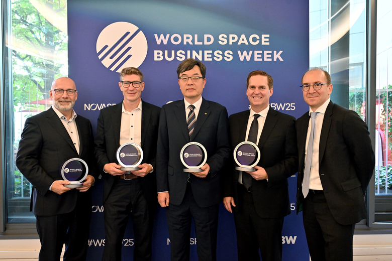 프랑스 파리에서 개최된 'WSBW 2025'에서 수상한 후 기념 촬영을 하는 서영수 KT SAT 대표(사진 중앙). 사진ㅣKT SAT