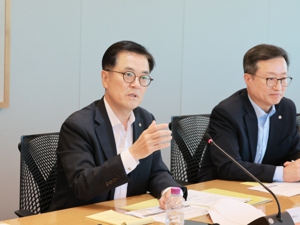 이경근 한화생명 대표이사 사장이 '고객신뢰혁신TF' 출범 킥오프 미팅에서 발언하고 있다. 사진ㅣ한화생명