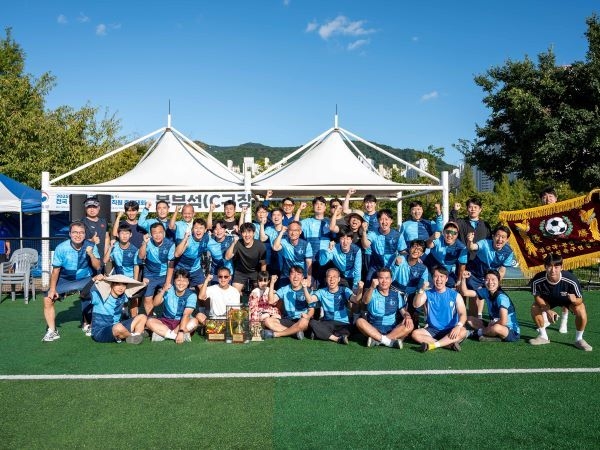 국립부경대학교 교직원 축구클럽 선수들이 우승을 차지하고 기념촬영하고 있다. 사진ㅣ국립부경대학교 