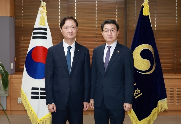 오른쪽부터 이억원 금융위원장, 이찬진 금융감독원장. 사진ㅣ금융위원회