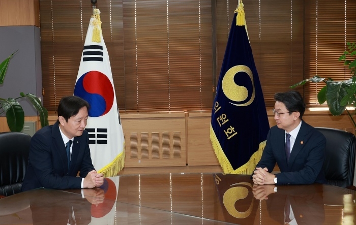 이억원 금융위원장(오른쪽)이 29일 광화문 정부서울청사 금융위원장 접견실에서 이찬진 금융감독원장을 만나 대화를 나누고 있다. 사진ㅣ금융위원회