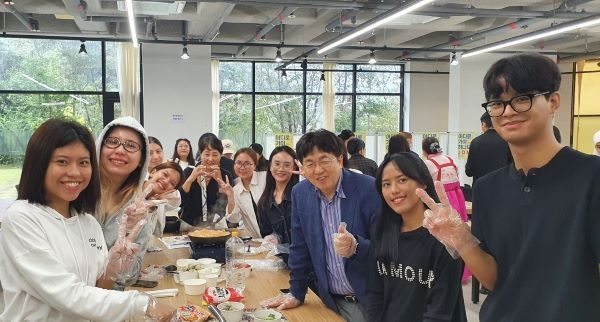 추석 명절을 맞아 부산에 머무는 유학생들을 위해 마련한 ‘추석 페스티벌’. 사진ㅣ부산외국어대학교