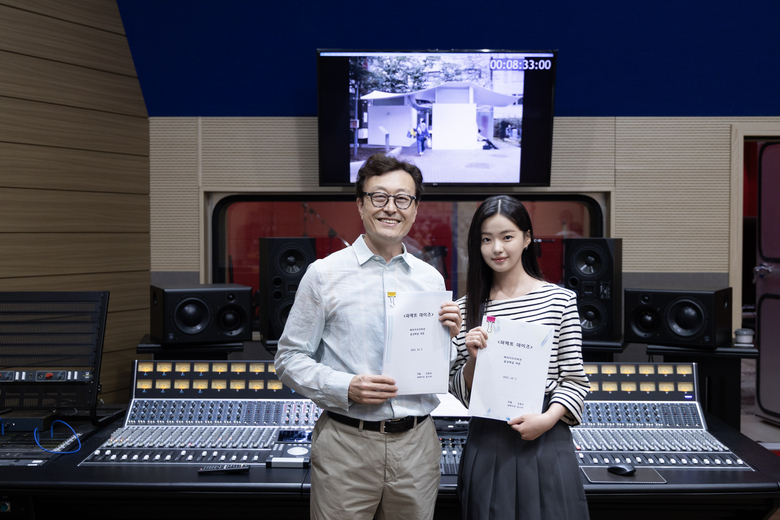 영화 '퍼펙트 데이즈' 배리어프리버전 음성해설 녹음에 참여한 김용균 감독(왼쪽)과 김시아 배우. 사진ㅣ쇼핑엔티