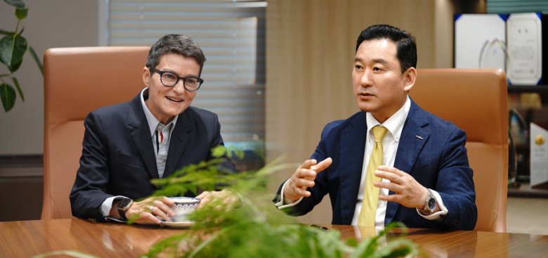 김성환 한국투자증권 사장(오른쪽)과 로빈 그루(Robyn Grew) MAN그룹 CEO가 글로벌 금융상품 확대 및 협력 방안을 논의하고 있다. 사진 ㅣ 한국투자증권