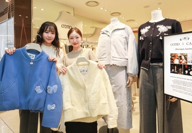 현대백화점 무역센터점 오즈세컨 매장에서 한섬 직원들이 2025 F/W 신규 캡슐 컬렉션 대표 제품을 소개하고 있는 모습.