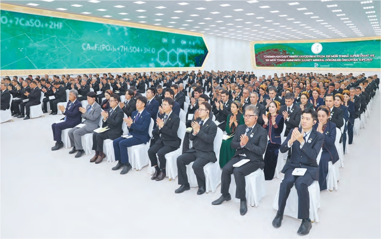 정원주 회장 및 임직원들이 투르크메니스탄 미네랄 비료 플랜트 기공식에 참석하고 있다. 사진ㅣ대우건설 