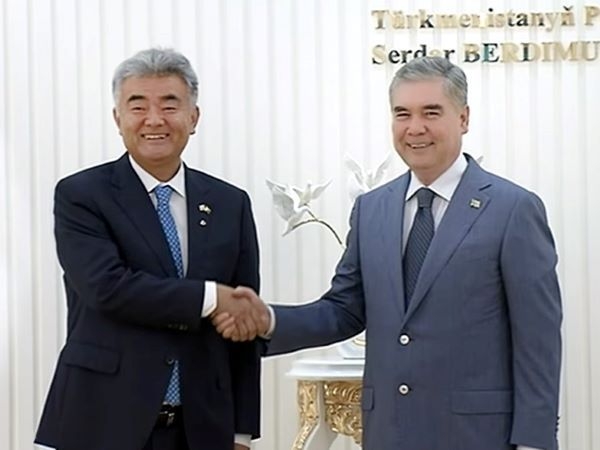 정원주 회장이 구르반굴리 베르디무하메도프 투르크메니스탄 최고지도자를 예방하고 있다. 사진ㅣ대우건설 