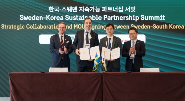 지난 16일 서울 용산구 그랜드하얏트 호텔에서 열린 '한국-스웨덴 지속가능 파트너십 서밋'에서 SK오션플랜트와 문무바람(주) 간 부유식 해상풍력 분야 전략적 파트너십 구축 MOU 체결식이 열린 가운데 참석자들이 기념촬영을 하고 있다. 사진ㅣSK오션플랜트