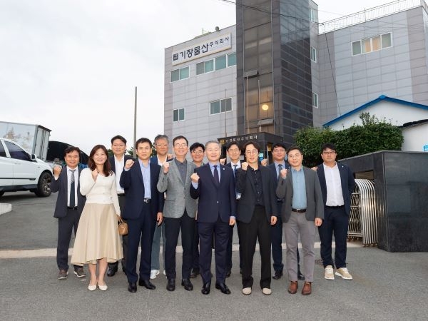‘부산을 말하다’ 행사 참석자 기념촬영. 사진ㅣ국립부경대학교