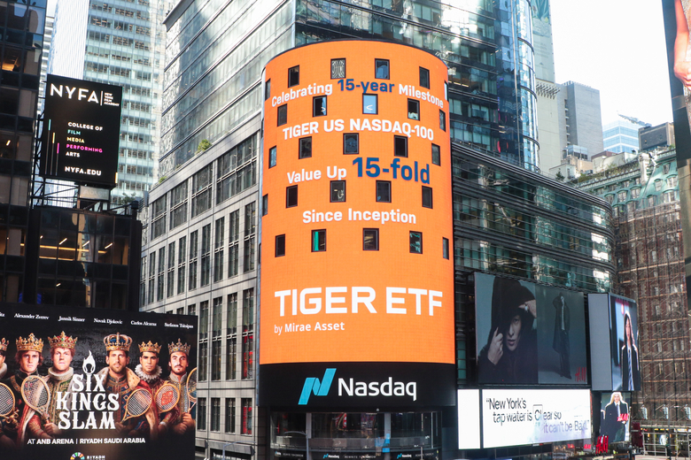 ‘TIGER 미국나스닥10 ETF’ 상장 15주년 및 15배 주가달성을 기념해 미국 나스닥 타워에 게재된 축하 메시지. 사진 ㅣ 미래에셋자산운용