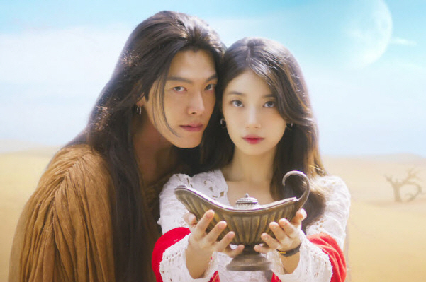 드라마 <다 이루어질지니>의 주인공 지니(김우빈 분)와 기가영(수지 분) 사진|넷플릭스