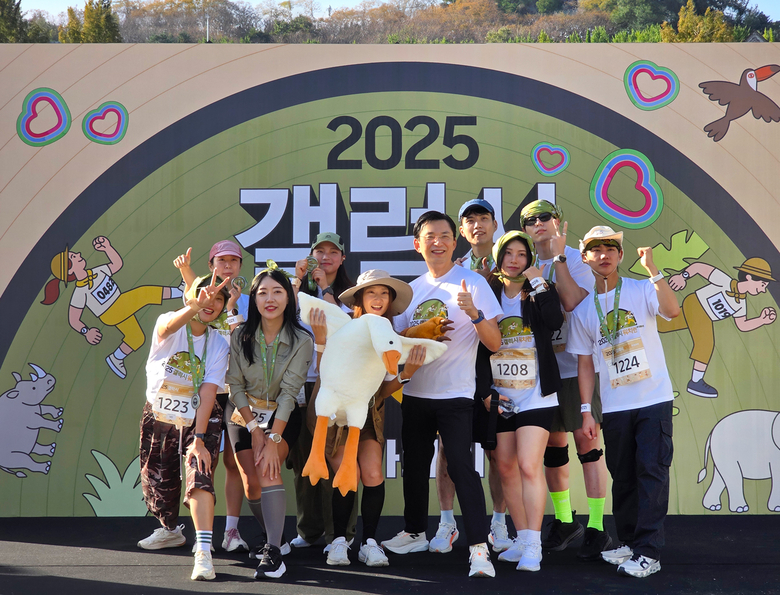 임성택 삼성전자 한국총괄 부사장과 기념 촬영을 하는 참가자들. 사진ㅣ삼성전자