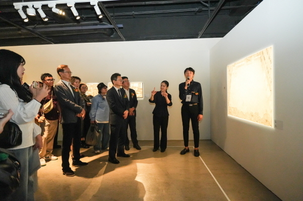 예술의전달 한가람미술관에서 관객들이 <감각의 서사> 전시를 관람하고있다. 사진|효성