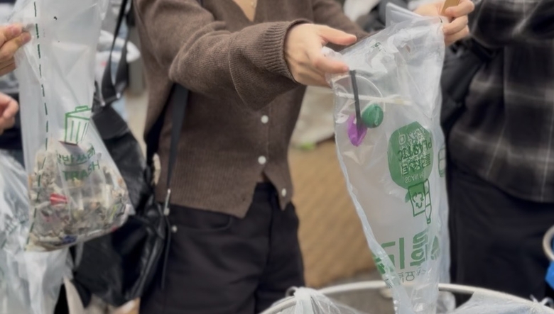 팀 ‘분리할 용기’ 가 디자인한, 한 장의 봉투를 플라스틱·캔·일반쓰레기 세 구역으로 나눈 ‘3분할 봉투’. 사진ㅣ노지영 