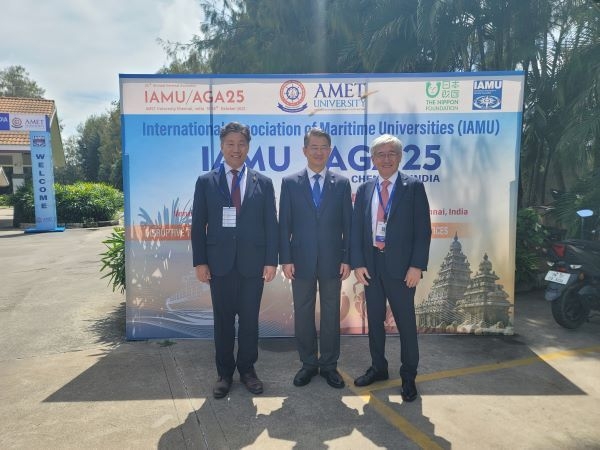 류동근 한국해양대 총장(좌), IAMU협회장(중앙), IAMU사무총장(우). 사진ㅣ국립한국해양대학교 