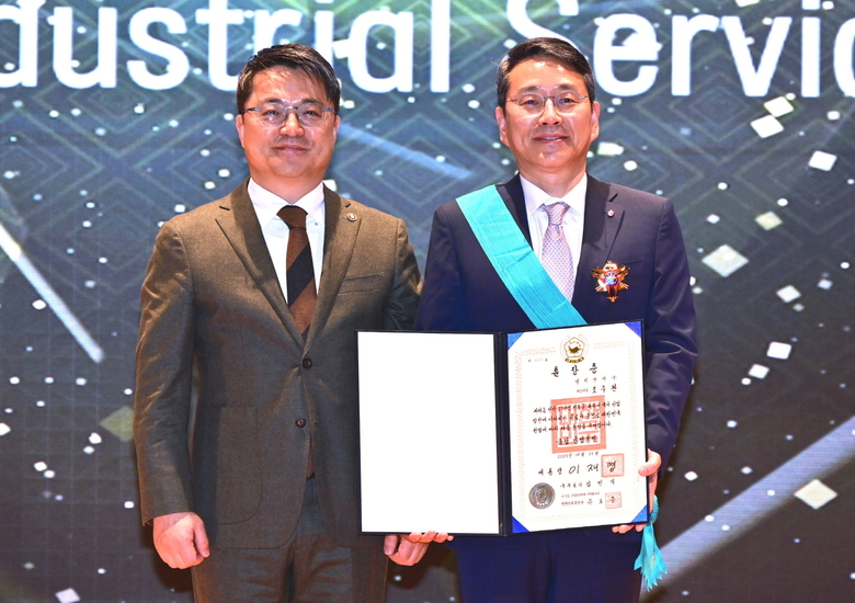 조주완 LG전자 CEO(오른쪽)가 제20회 전자·IT의 날 기념식에서 최고 영예인 금탑산업훈장을 받고 시상자인 문신학 산업통상부 차관과 기념 촬영하고 있다. 사진|LG전자