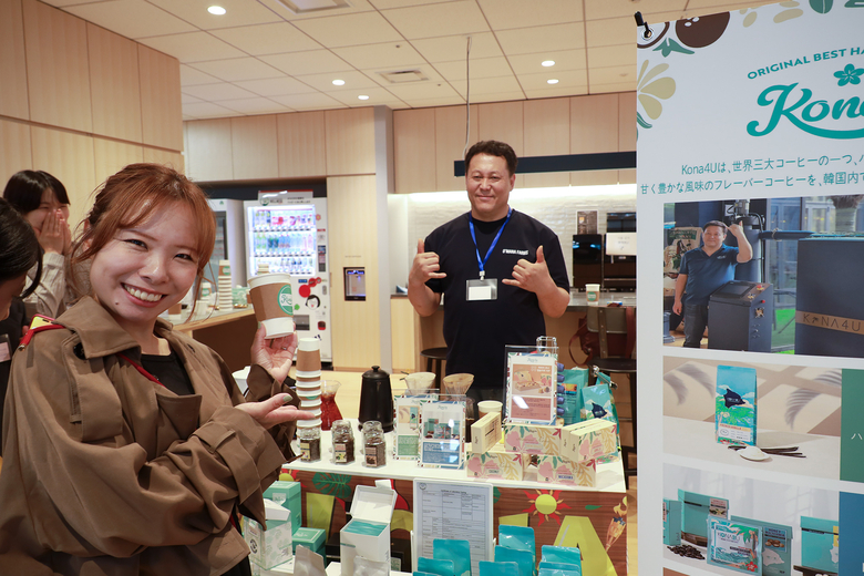 하와이안 커피 브랜드 '코나포유'의 제품을 시음한 라이프스타일 크리에이터. 사진ㅣ네이버