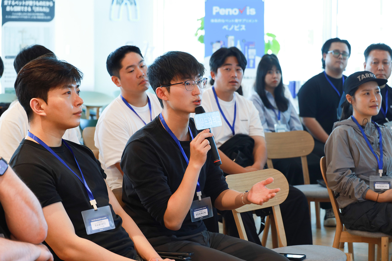 지난 18일 진행된 '라운드업리그' 인사이트 트립에서 일본 시장 진출 전략과 관련해 현지 전문가와 논의하고 있는 지압슬리퍼 브랜드 ‘밸롭’ 관계자. 사진ㅣ네이버