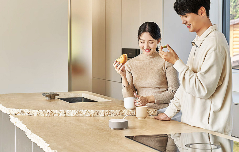 'LG 씽큐 온'을 체험하는 고객. 사진ㅣLG전자