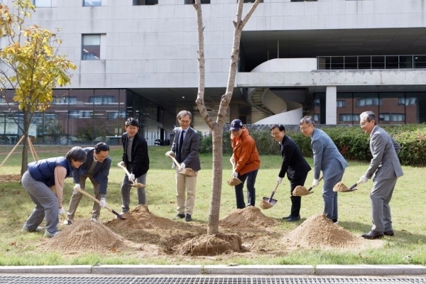 한화손해보험과 연세대 관계자들이 21일 송도 연세대 국제캠퍼스에서 열린 '생태벚꽃길 조성기념식'에서 보호종 나무를 심고 있다. 왼쪽부터 김정연 한화손해보험 사외이사, 김승균 한화손해보험 ESG 사무국장, 유광열 한화손해보험 사외이사, 이종수 연세대 국제캠퍼스부총장, 문일 한화손해보험 사외이사, 이근호 연세대 국제캠퍼스 종합행정센터 소장, 김익연 연세대 약학대학장, 이두원 연세대 언더우드국제대학장. 사진ㅣ한화손해보험