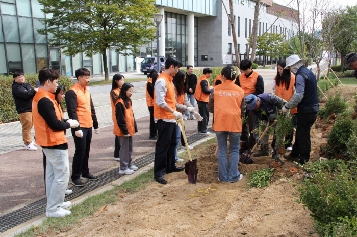 한화손해보험 임직원이 21일 연세대 국제캠퍼스에서 멸종위기종 나무를 식재하고 있다. 사진ㅣ한화손해보험