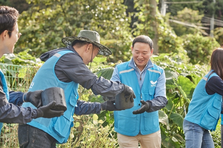 허희수 SPC 부사장(오른쪽 두 번째)이 22일 서울 서초구 전원마을 비닐하우스 단지에서 연탄 배달 봉사활동을 하고 있는 모습. 사진ㅣSPC