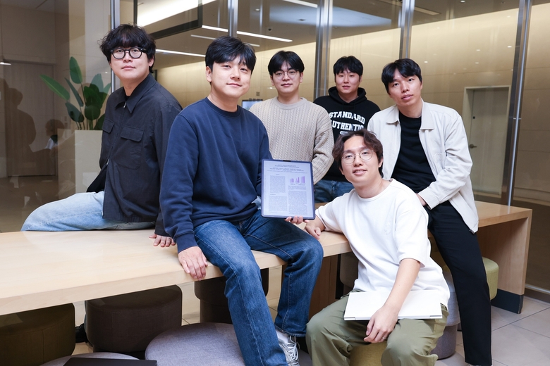 '익시젠' 관련 논문 집필에 참여한 LG유플러스 구성원들. 사진ㅣLG유플러스